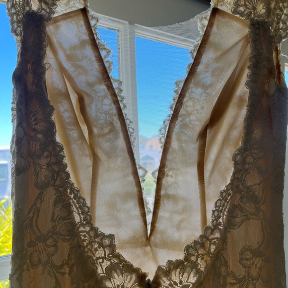 Floravere Wedding Sample Dress Designed in Los Angeles - Picture 6 of 16